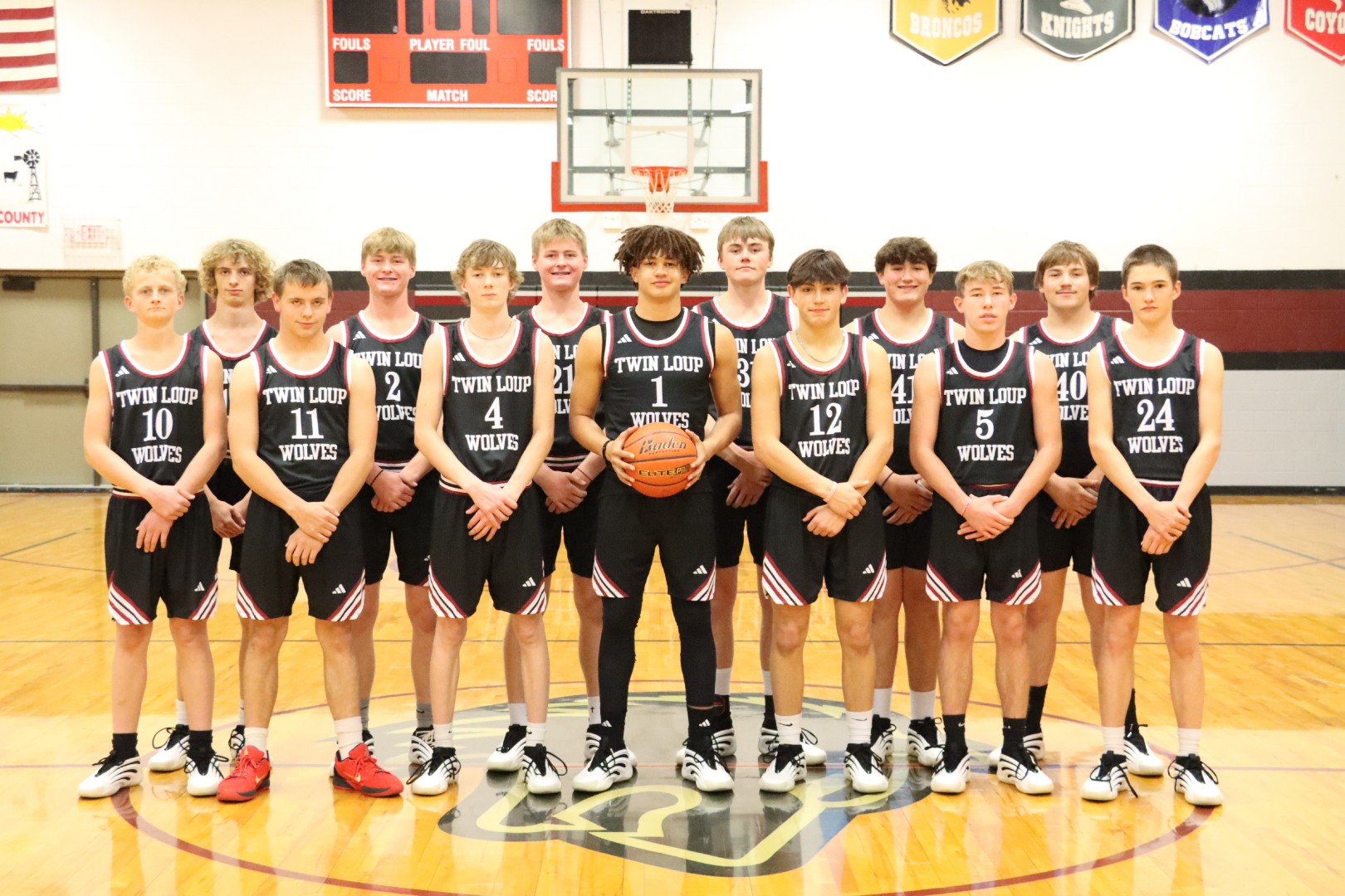 25-26 Team photo the the Loup County gym